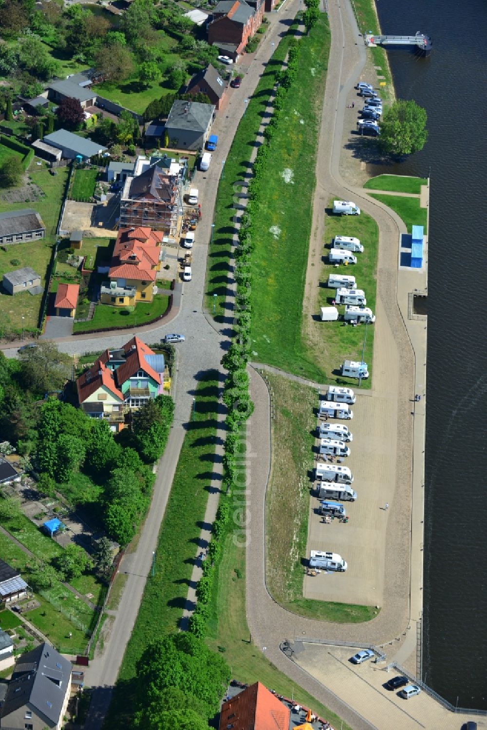 Wittenberge from the bird's eye view: Multi-family home - residential area on Nedwighafen on the banks of the Elbe in Wittenberg in Brandenburg