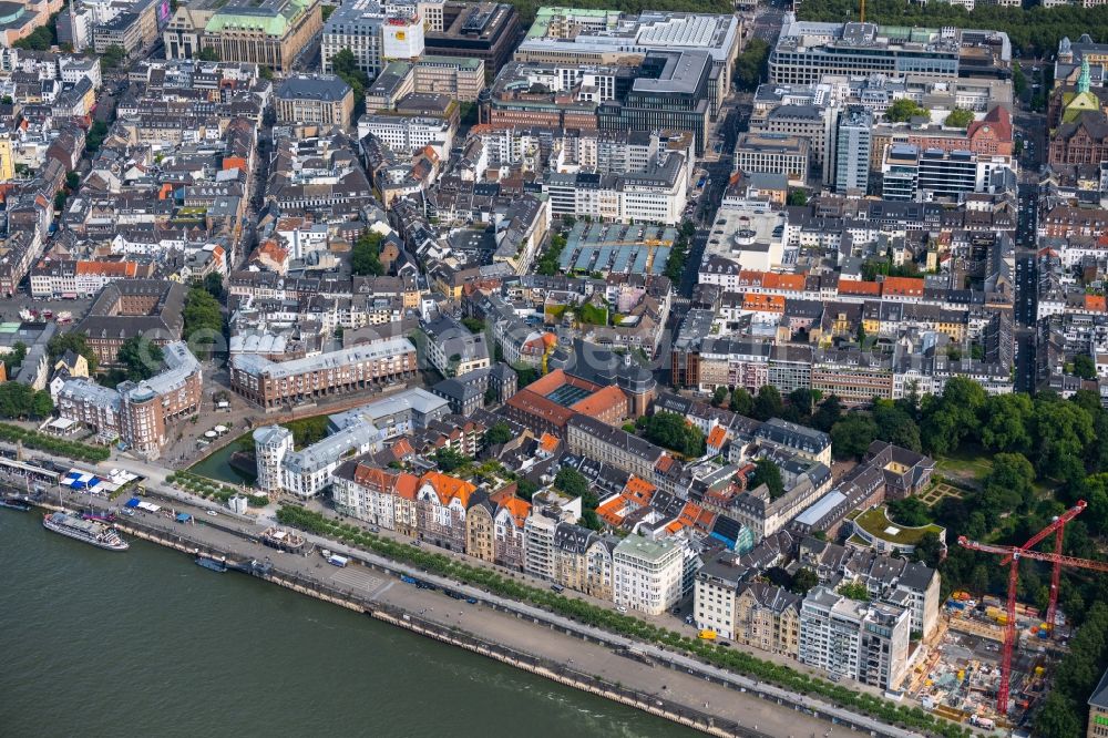 Aerial photograph Düsseldorf - Multi-family house- residential area in the old town area and inner city center on Rheinufer-Promenade in the district Altstadt in Duesseldorf at Ruhrgebiet in the state North Rhine-Westphalia, Germany