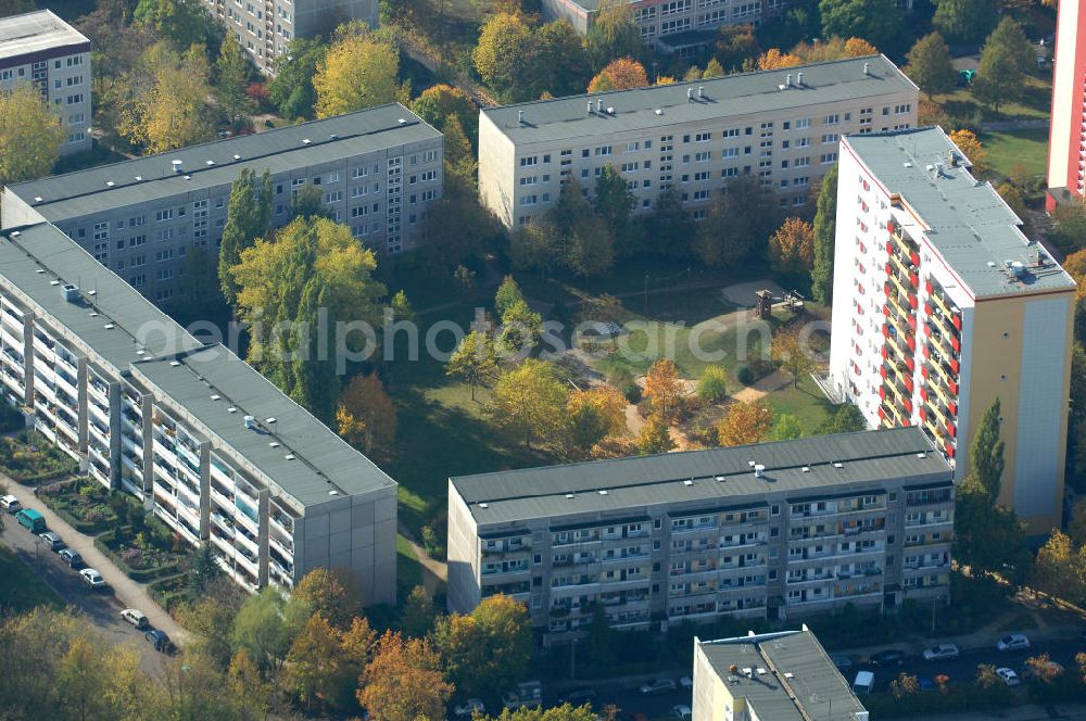 Berlin from above - Blick auf das Wohngebiet mit Mehrfamilienhäuser / Plattenbauten an Wiltbergstraße , Franz-Schmidt-Straße und Groscurtstraße in Berlin-Buch. View of a housing area with blocks of flats in the district Buch.