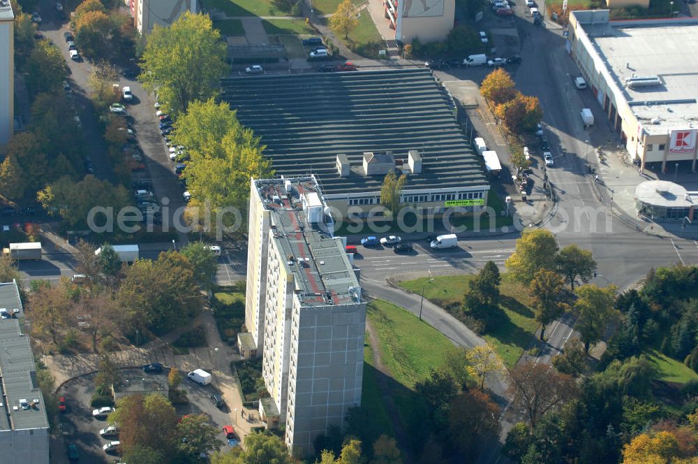 Berlin from above - Blick auf das Wohngebiet mit Mehrfamilienhäuser / Plattenbauten an Wiltbergstraße , Franz-Schmidt-Straße und Groscurtstraße in Berlin-Buch. View of a housing area with blocks of flats in the district Buch.