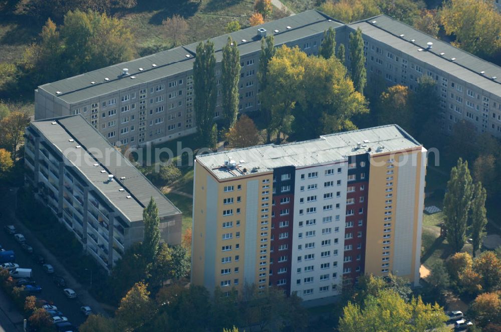 Berlin from the bird's eye view: Blick auf das Wohngebiet mit Mehrfamilienhäuser / Plattenbauten an Wiltbergstraße , Franz-Schmidt-Straße und Groscurtstraße in Berlin-Buch. View of a housing area with blocks of flats in the district Buch.