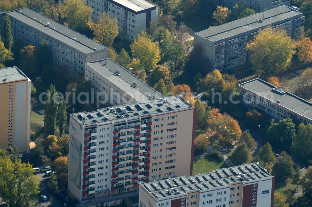 Aerial image Berlin - Blick auf das Wohngebiet mit Mehrfamilienhäuser / Plattenbauten an Wiltbergstraße , Franz-Schmidt-Straße und Groscurtstraße in Berlin-Buch. View of a housing area with blocks of flats in the district Buch.