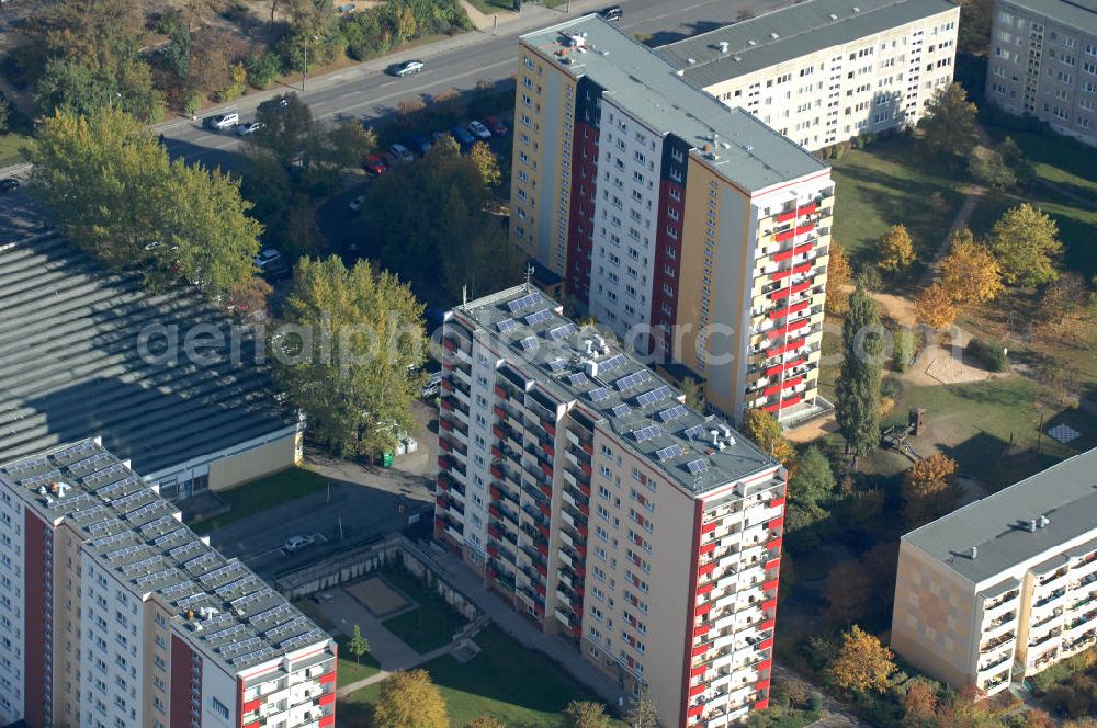 Berlin from the bird's eye view: Blick auf das Wohngebiet mit Mehrfamilienhäuser / Plattenbauten an Wiltbergstraße , Franz-Schmidt-Straße und Groscurtstraße in Berlin-Buch. View of a housing area with blocks of flats in the district Buch.