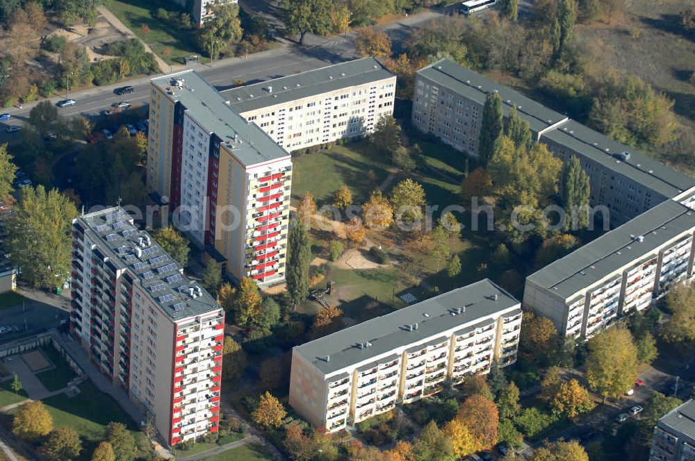 Aerial image Berlin - Blick auf das Wohngebiet mit Mehrfamilienhäuser / Plattenbauten an Wiltbergstraße , Franz-Schmidt-Straße und Groscurtstraße in Berlin-Buch. View of a housing area with blocks of flats in the district Buch.