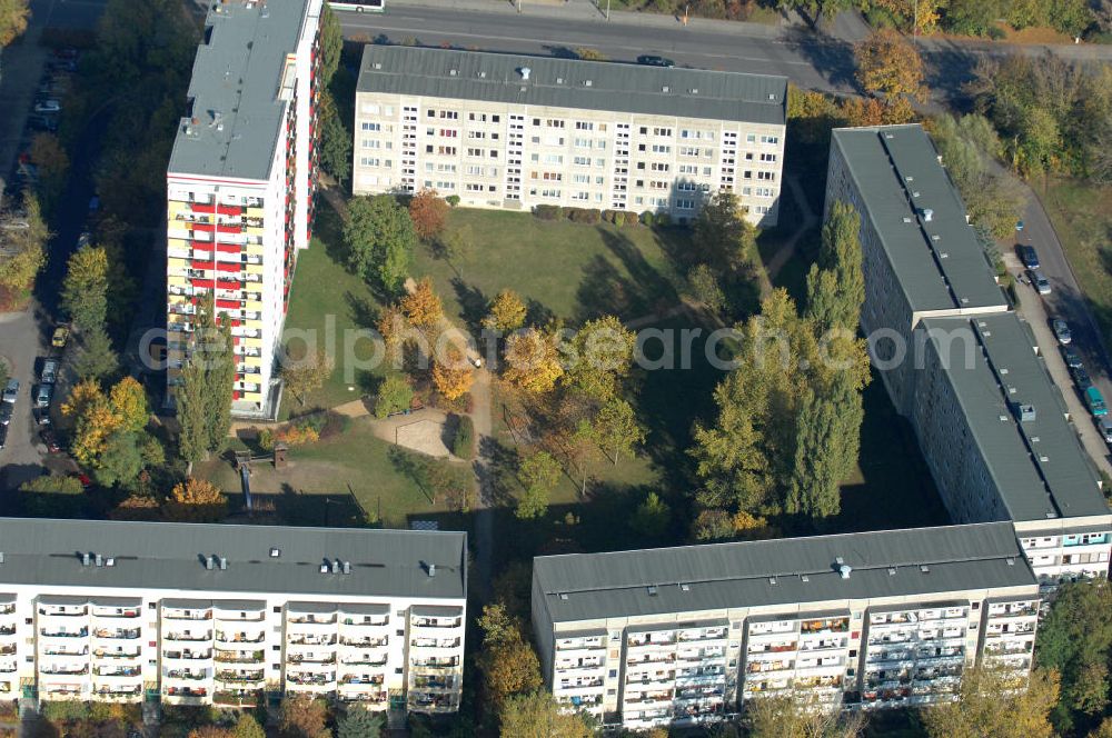 Berlin from above - Blick auf das Wohngebiet mit Mehrfamilienhäuser / Plattenbauten an Wiltbergstraße , Franz-Schmidt-Straße und Groscurtstraße in Berlin-Buch. View of a housing area with blocks of flats in the district Buch.