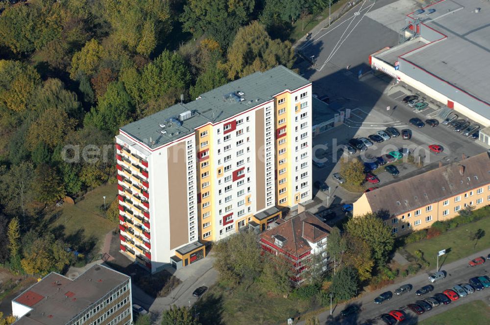 Berlin from above - Blick auf das Wohngebiet mit Mehrfamilienhäuser / Plattenbauten an Wiltbergstraße , Franz-Schmidt-Straße und Groscurtstraße in Berlin-Buch. View of a housing area with blocks of flats in the district Buch.