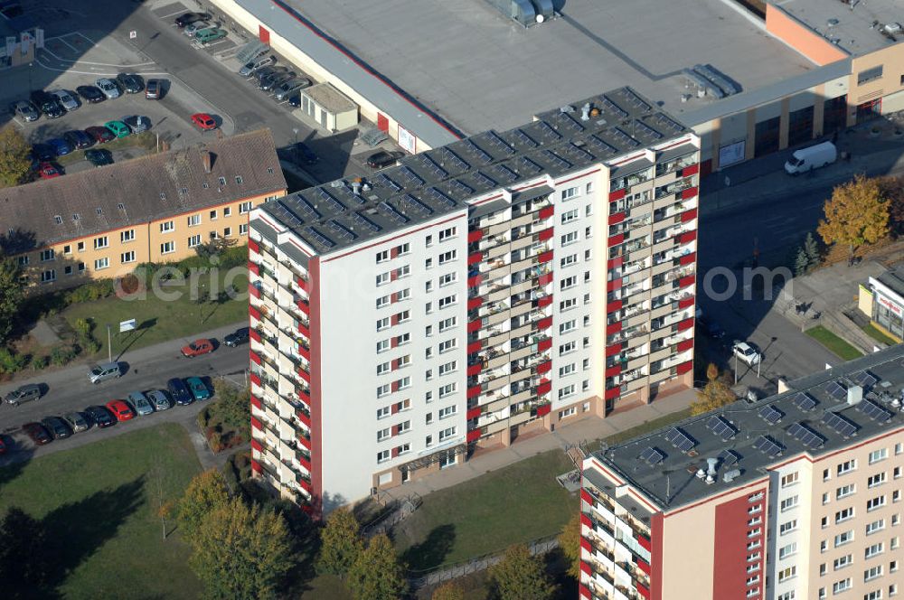 Berlin from above - Blick auf das Wohngebiet mit Mehrfamilienhäuser / Plattenbauten an Wiltbergstraße , Franz-Schmidt-Straße und Groscurtstraße in Berlin-Buch. View of a housing area with blocks of flats in the district Buch.