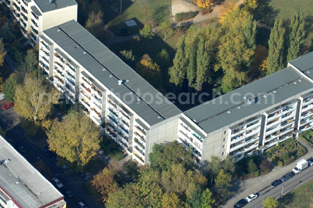 Berlin from above - Blick auf das Wohngebiet mit Mehrfamilienhäuser / Plattenbauten an Wiltbergstraße , Franz-Schmidt-Straße und Groscurtstraße in Berlin-Buch. View of a housing area with blocks of flats in the district Buch.