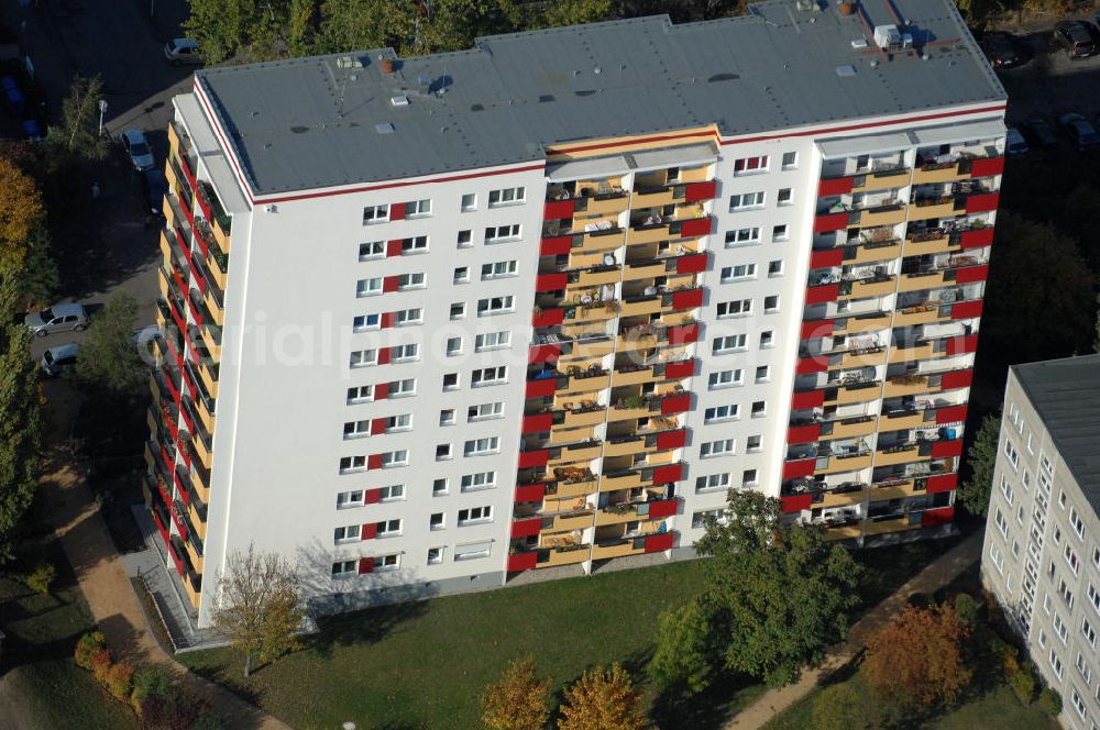 Aerial photograph Berlin - Blick auf das Wohngebiet mit Mehrfamilienhäuser / Plattenbauten an Wiltbergstraße , Franz-Schmidt-Straße und Groscurtstraße in Berlin-Buch. View of a housing area with blocks of flats in the district Buch.