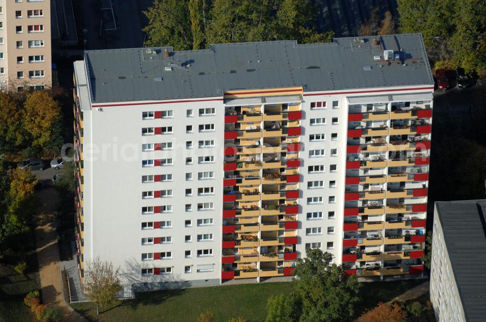 Berlin from above - Blick auf das Wohngebiet mit Mehrfamilienhäuser / Plattenbauten an Wiltbergstraße , Franz-Schmidt-Straße und Groscurtstraße in Berlin-Buch. View of a housing area with blocks of flats in the district Buch.