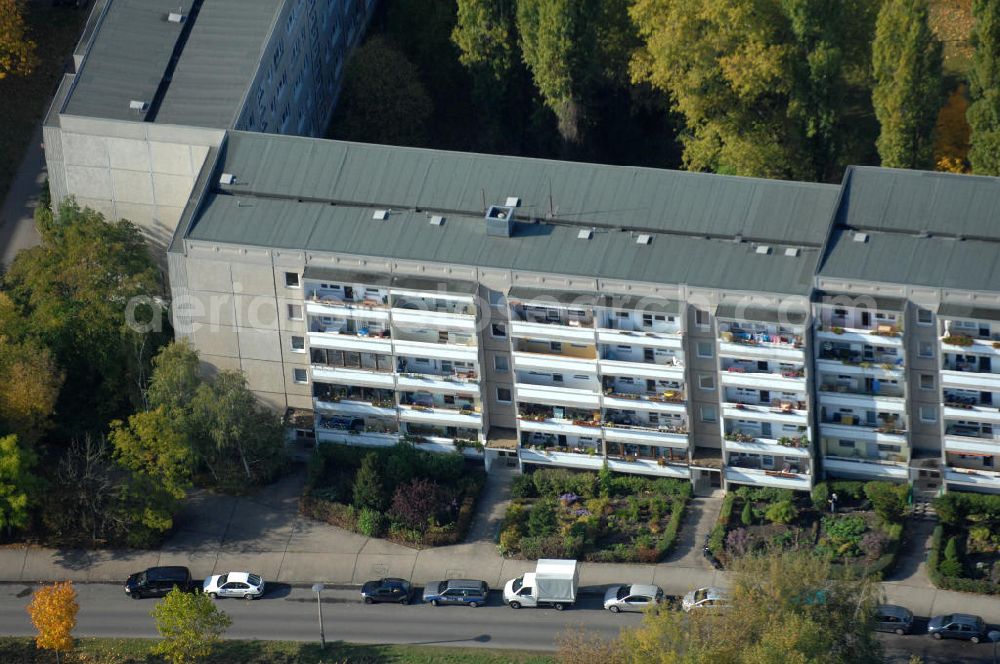 Aerial photograph Berlin - Blick auf das Wohngebiet mit Mehrfamilienhäuser / Plattenbauten an Wiltbergstraße , Franz-Schmidt-Straße und Groscurtstraße in Berlin-Buch. View of a housing area with blocks of flats in the district Buch.