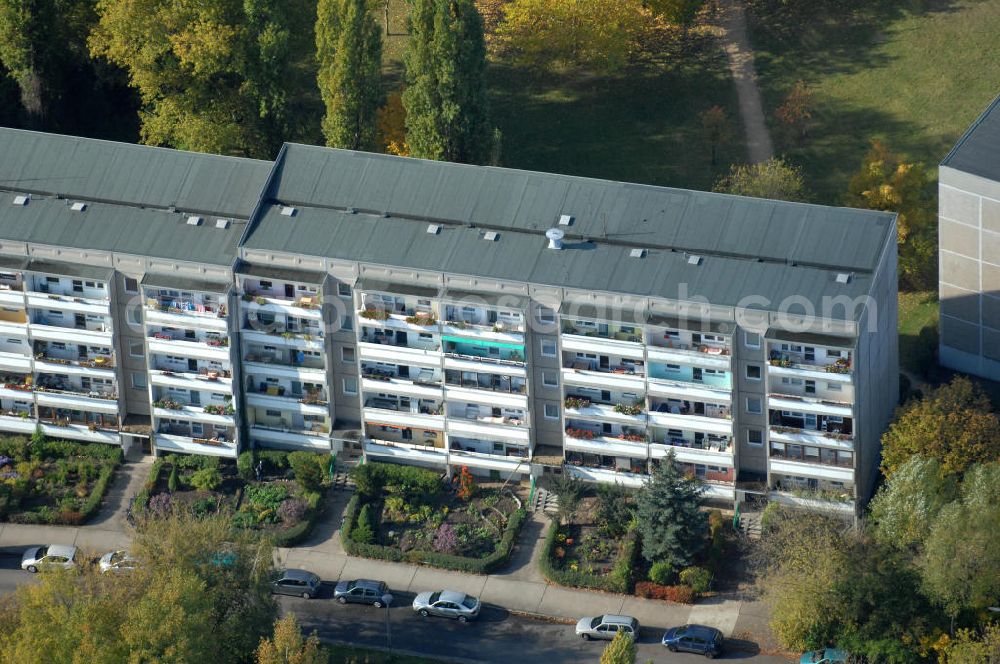 Berlin from above - Blick auf das Wohngebiet mit Mehrfamilienhäuser / Plattenbauten an Wiltbergstraße , Franz-Schmidt-Straße und Groscurtstraße in Berlin-Buch. View of a housing area with blocks of flats in the district Buch.