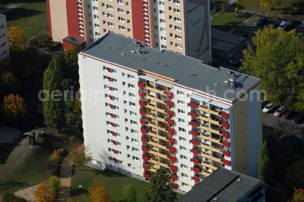 Berlin from the bird's eye view: Blick auf das Wohngebiet mit Mehrfamilienhäuser / Plattenbauten an Wiltbergstraße , Franz-Schmidt-Straße und Groscurtstraße in Berlin-Buch. View of a housing area with blocks of flats in the district Buch.