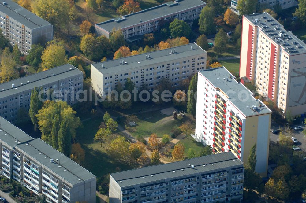 Aerial photograph Berlin - Blick auf das Wohngebiet mit Mehrfamilienhäuser / Plattenbauten an Wiltbergstraße , Franz-Schmidt-Straße und Groscurtstraße in Berlin-Buch. View of a housing area with blocks of flats in the district Buch.