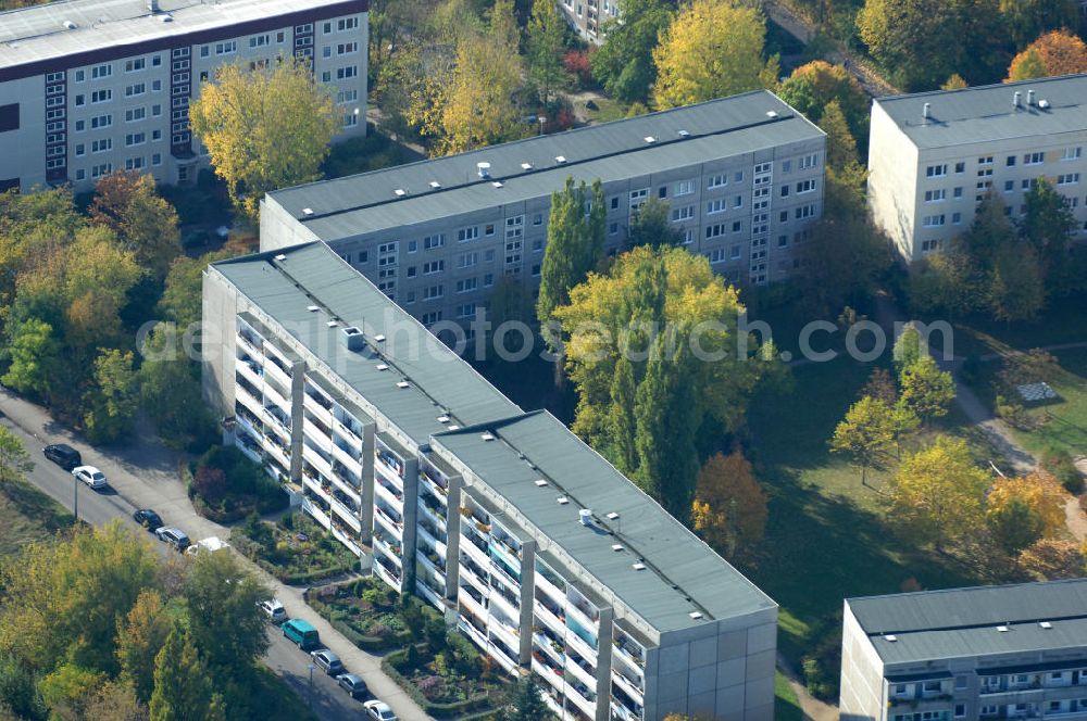 Berlin from above - Blick auf das Wohngebiet mit Mehrfamilienhäuser / Plattenbauten an Wiltbergstraße , Franz-Schmidt-Straße und Groscurtstraße in Berlin-Buch. View of a housing area with blocks of flats in the district Buch.