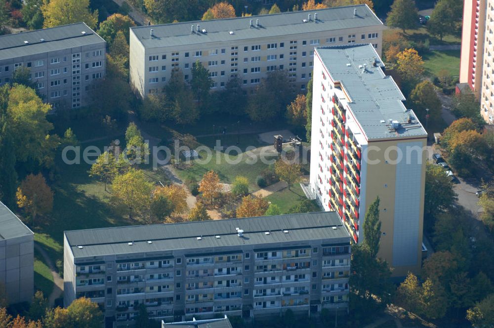 Berlin from the bird's eye view: Blick auf das Wohngebiet mit Mehrfamilienhäuser / Plattenbauten an Wiltbergstraße , Franz-Schmidt-Straße und Groscurtstraße in Berlin-Buch. View of a housing area with blocks of flats in the district Buch.