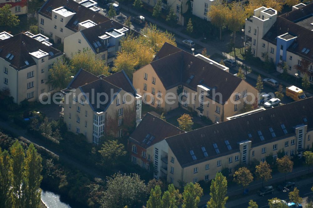 Aerial photograph Berlin - Blick auf die Mehrfamilienhaus- Wohngebiete südlich der A10 / E55 am Hubertusdamm, Schönerlinder Weg, Teichbergstraße, Roländer Strasse, Am Elsebrocken in Berlin - Karow