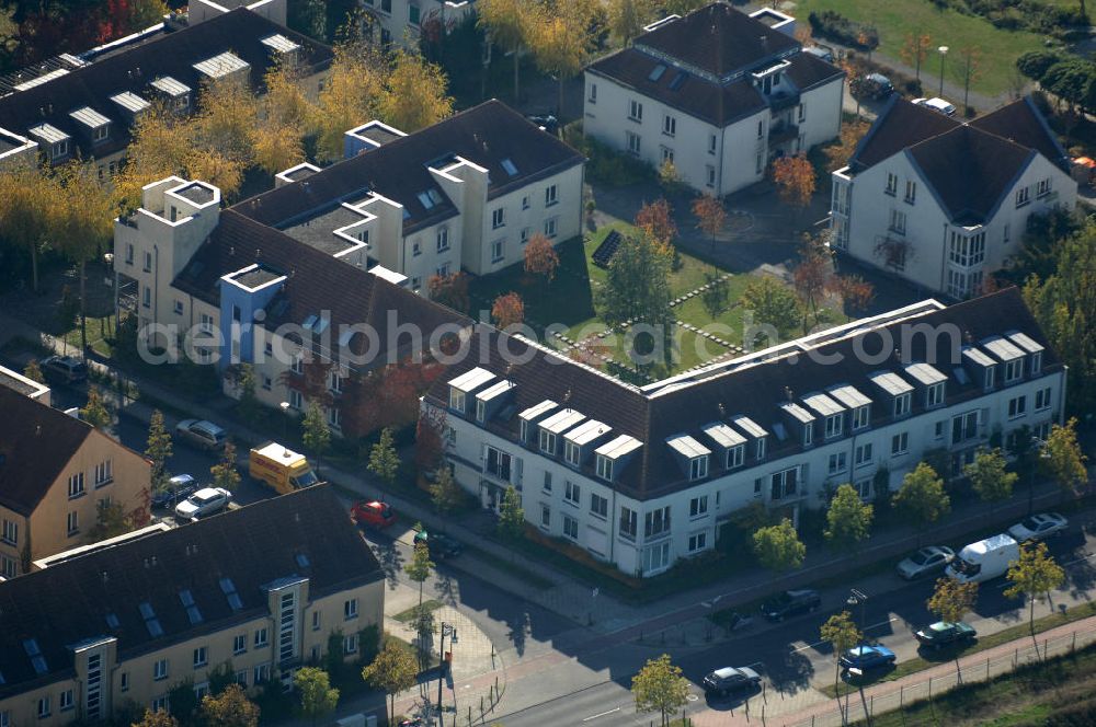 Berlin from above - Blick auf die Mehrfamilienhaus- Wohngebiete südlich der A10 / E55 am Hubertusdamm, Schönerlinder Weg, Teichbergstraße, Roländer Strasse, Am Elsebrocken in Berlin - Karow