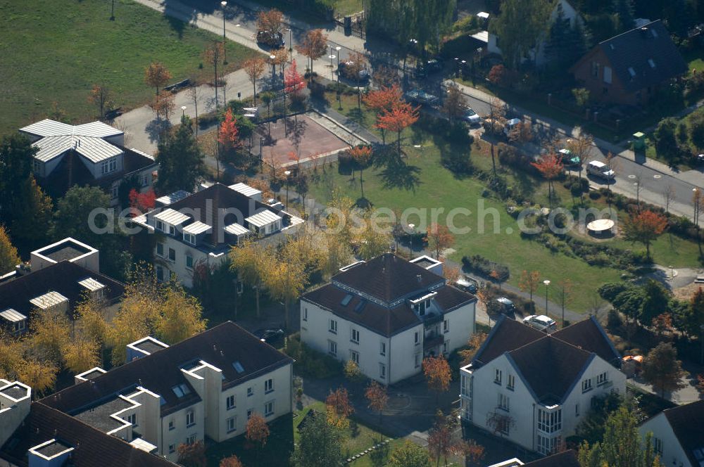 Berlin from the bird's eye view: Blick auf die Mehrfamilienhaus- Wohngebiete südlich der A10 / E55 am Hubertusdamm, Schönerlinder Weg, Teichbergstraße, Roländer Strasse, Am Elsebrocken in Berlin - Karow