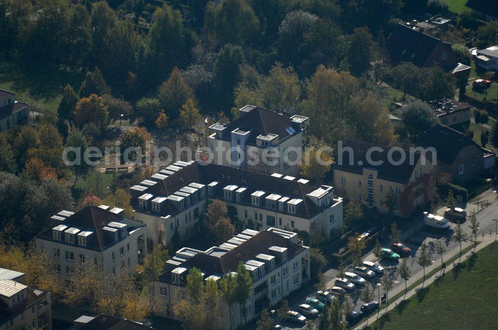 Aerial image Berlin - Blick auf die Mehrfamilienhaus- Wohngebiete südlich der A10 / E55 am Hubertusdamm, Schönerlinder Weg, Teichbergstraße, Roländer Strasse, Am Elsebrocken in Berlin - Karow