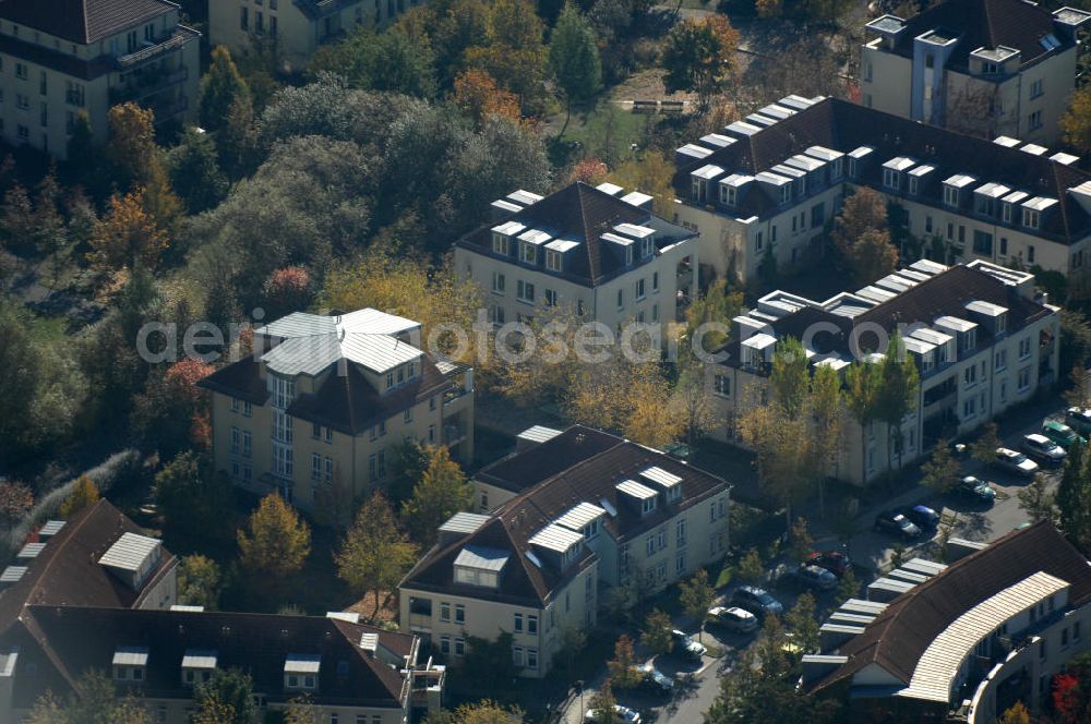 Aerial photograph Berlin - Blick auf die Mehrfamilienhaus- Wohngebiete südlich der A10 / E55 am Hubertusdamm, Schönerlinder Weg, Teichbergstraße, Roländer Strasse, Am Elsebrocken in Berlin - Karow