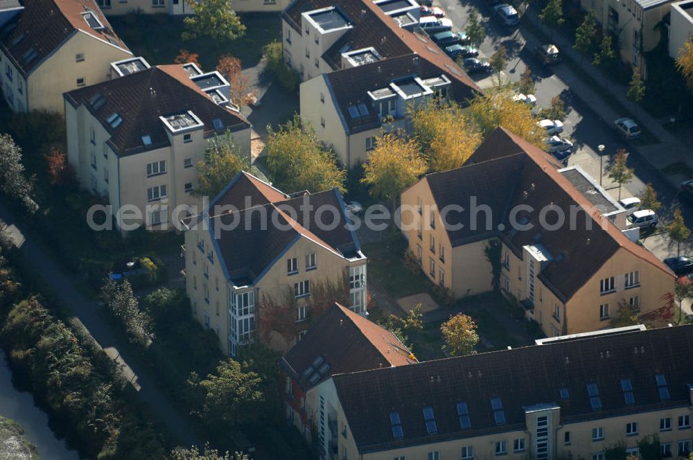 Berlin from above - Blick auf die Mehrfamilienhaus- Wohngebiete südlich der A10 / E55 am Hubertusdamm, Schönerlinder Weg, Teichbergstraße, Roländer Strasse, Am Elsebrocken in Berlin - Karow