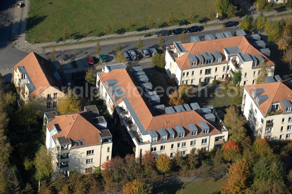 Aerial image Berlin - Blick auf die Mehrfamilienhaus- Wohngebiete südlich der A10 / E55 am Hubertusdamm, Schönerlinder Weg, Teichbergstraße, Roländer Strasse, Am Elsebrocken in Berlin - Karow