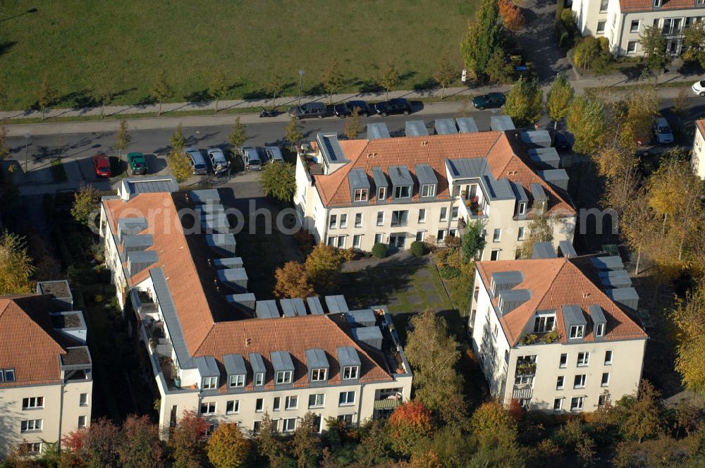 Aerial photograph Berlin - Blick auf die Mehrfamilienhaus- Wohngebiete südlich der A10 / E55 am Hubertusdamm, Schönerlinder Weg, Teichbergstraße, Roländer Strasse, Am Elsebrocken in Berlin - Karow