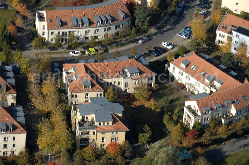 Berlin from above - Blick auf die Mehrfamilienhaus- Wohngebiete südlich der A10 / E55 am Hubertusdamm, Schönerlinder Weg, Teichbergstraße, Roländer Strasse, Am Elsebrocken in Berlin - Karow