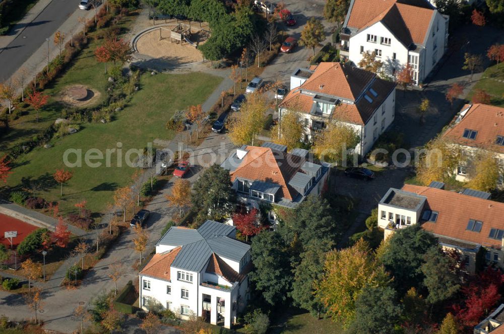 Aerial image Berlin - Blick auf die Mehrfamilienhaus- Wohngebiete südlich der A10 / E55 am Hubertusdamm, Schönerlinder Weg, Teichbergstraße, Roländer Strasse, Am Elsebrocken in Berlin - Karow