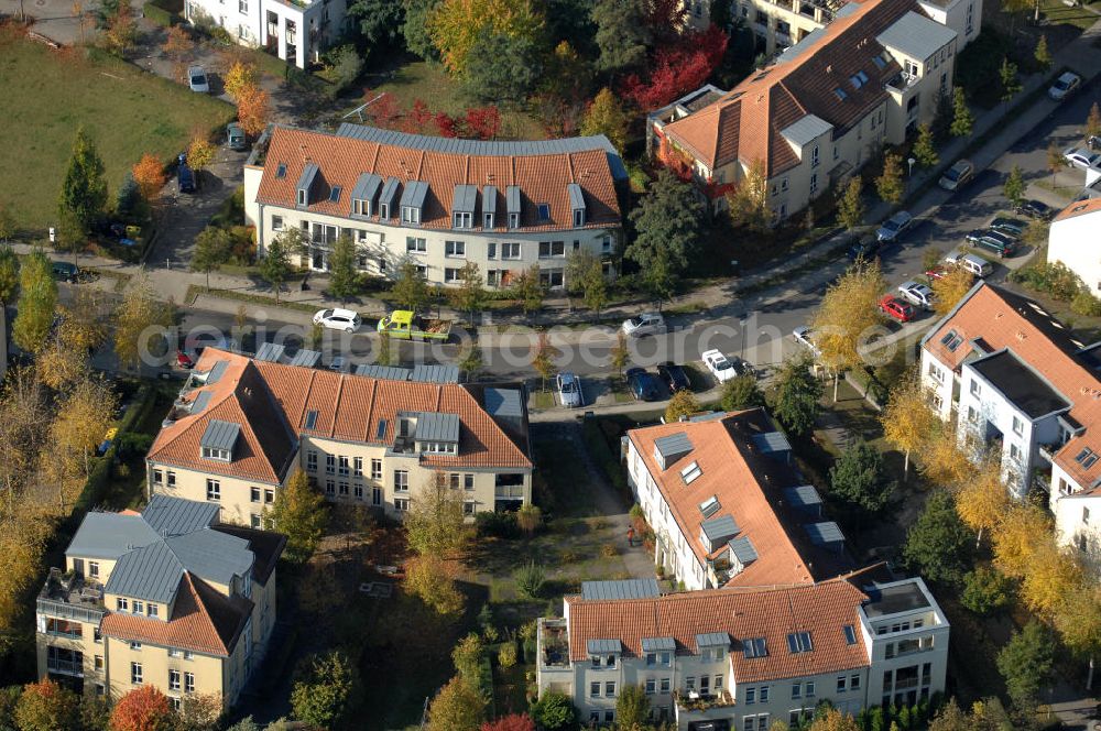 Aerial photograph Berlin - Blick auf die Mehrfamilienhaus- Wohngebiete südlich der A10 / E55 am Hubertusdamm, Schönerlinder Weg, Teichbergstraße, Roländer Strasse, Am Elsebrocken in Berlin - Karow