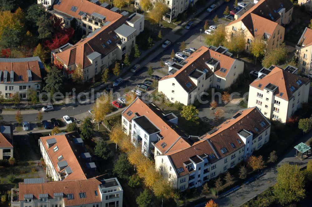 Berlin from above - Blick auf die Mehrfamilienhaus- Wohngebiete südlich der A10 / E55 am Hubertusdamm, Schönerlinder Weg, Teichbergstraße, Roländer Strasse, Am Elsebrocken in Berlin - Karow