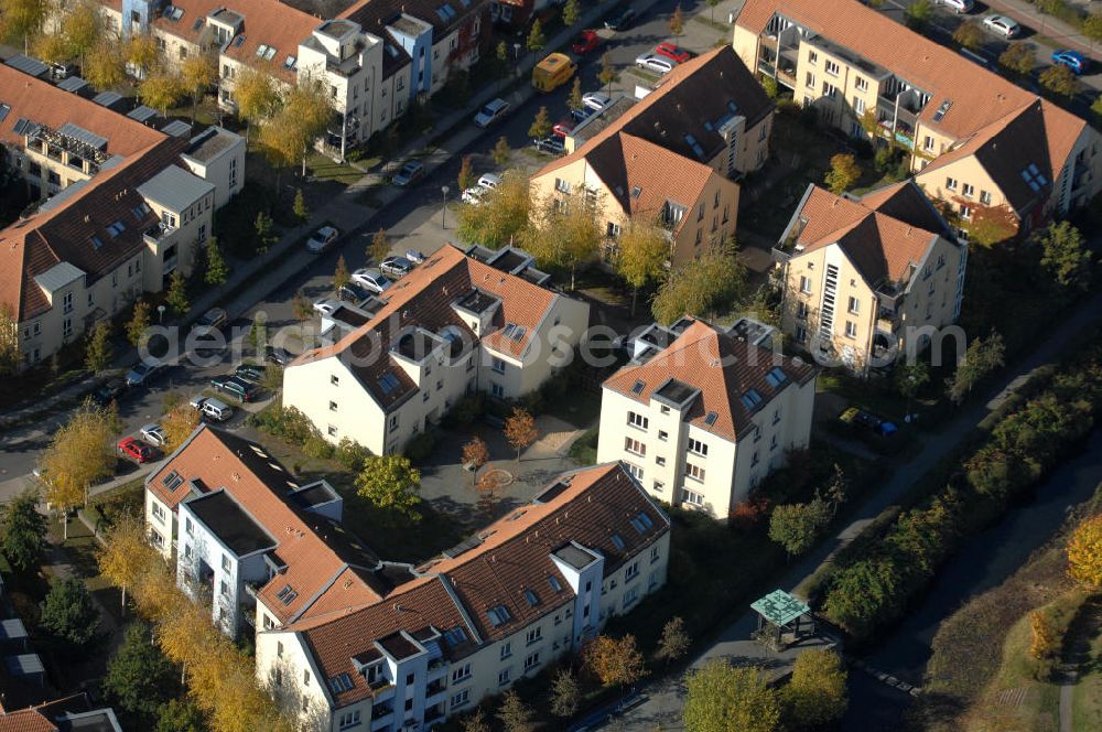 Berlin from the bird's eye view: Blick auf die Mehrfamilienhaus- Wohngebiete südlich der A10 / E55 am Hubertusdamm, Schönerlinder Weg, Teichbergstraße, Roländer Strasse, Am Elsebrocken in Berlin - Karow