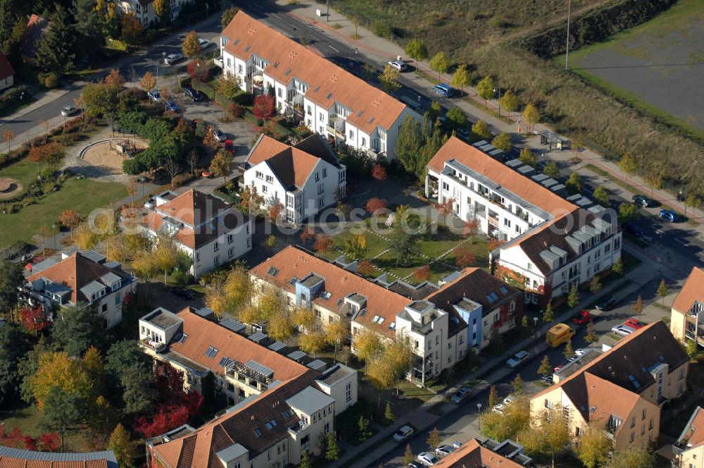 Aerial image Berlin - Blick auf die Mehrfamilienhaus- Wohngebiete südlich der A10 / E55 am Hubertusdamm, Schönerlinder Weg, Teichbergstraße, Roländer Strasse, Am Elsebrocken in Berlin - Karow