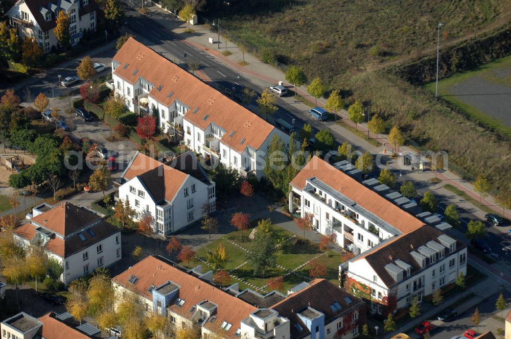 Aerial photograph Berlin - Blick auf die Mehrfamilienhaus- Wohngebiete südlich der A10 / E55 am Hubertusdamm, Schönerlinder Weg, Teichbergstraße, Roländer Strasse, Am Elsebrocken in Berlin - Karow