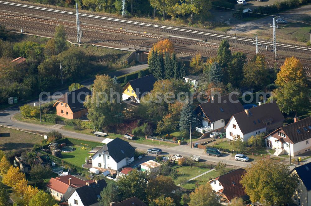 Berlin from above - Blick auf die Mehrfamilienhaus- Wohngebiete südlich der A10 / E55 am Hubertusdamm, Schönerlinder Weg, Teichbergstraße, Roländer Strasse, Am Elsebrocken in Berlin - Karow