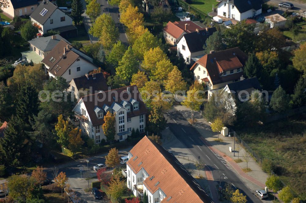 Berlin from the bird's eye view: Blick auf die Mehrfamilienhaus- Wohngebiete südlich der A10 / E55 am Hubertusdamm, Schönerlinder Weg, Teichbergstraße, Roländer Strasse, Am Elsebrocken in Berlin - Karow