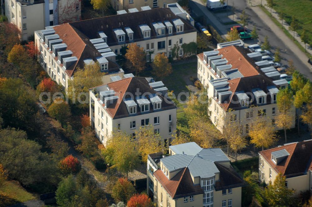 Aerial image Berlin - Blick auf die Mehrfamilienhaus- Wohngebiete südlich der A10 / E55 am Hubertusdamm, Schönerlinder Weg, Teichbergstraße, Roländer Strasse, Am Elsebrocken in Berlin - Karow