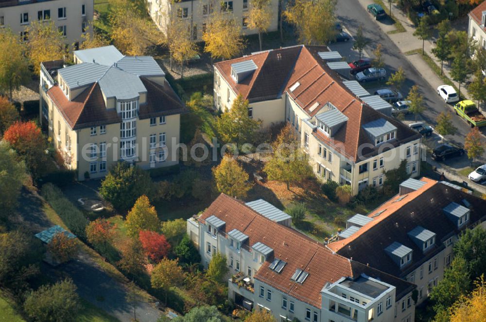 Aerial photograph Berlin - Blick auf die Mehrfamilienhaus- Wohngebiete südlich der A10 / E55 am Hubertusdamm, Schönerlinder Weg, Teichbergstraße, Roländer Strasse, Am Elsebrocken in Berlin - Karow