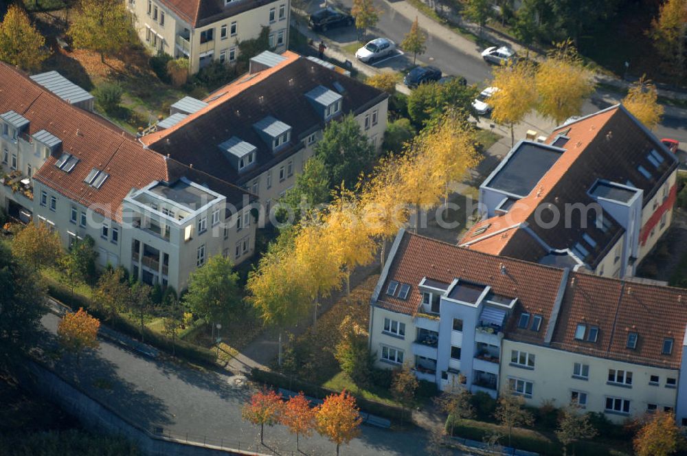 Berlin from above - Blick auf die Mehrfamilienhaus- Wohngebiete südlich der A10 / E55 am Hubertusdamm, Schönerlinder Weg, Teichbergstraße, Roländer Strasse, Am Elsebrocken in Berlin - Karow