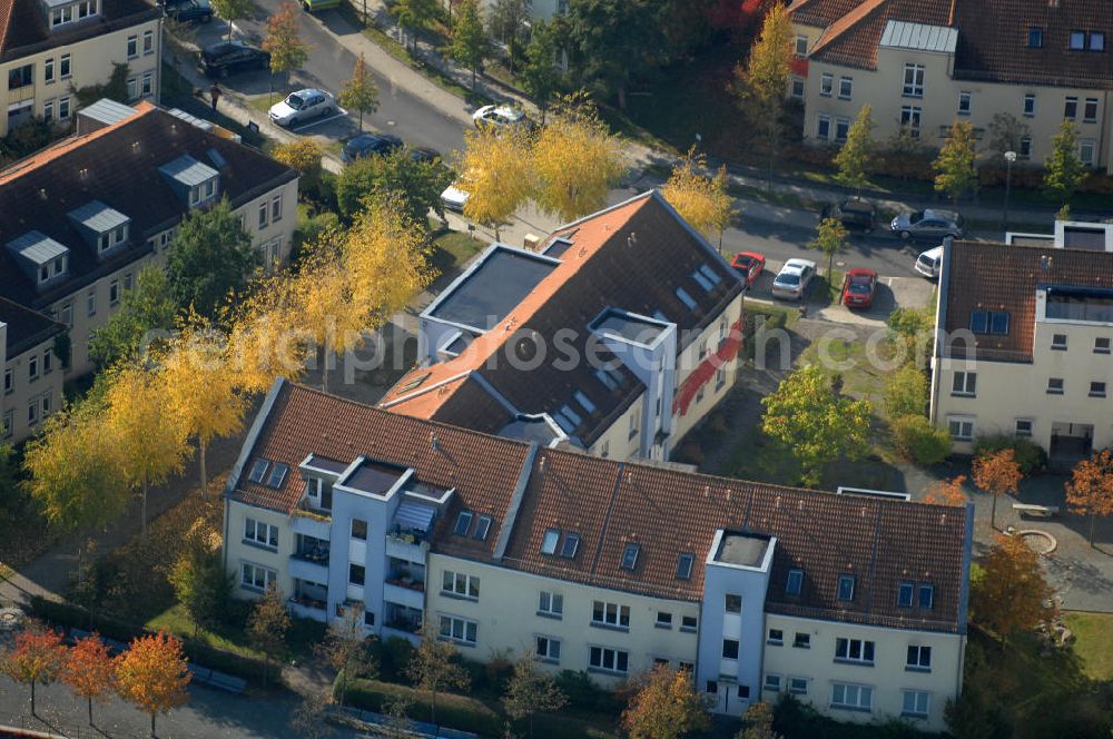 Berlin from the bird's eye view: Blick auf die Mehrfamilienhaus- Wohngebiete südlich der A10 / E55 am Hubertusdamm, Schönerlinder Weg, Teichbergstraße, Roländer Strasse, Am Elsebrocken in Berlin - Karow