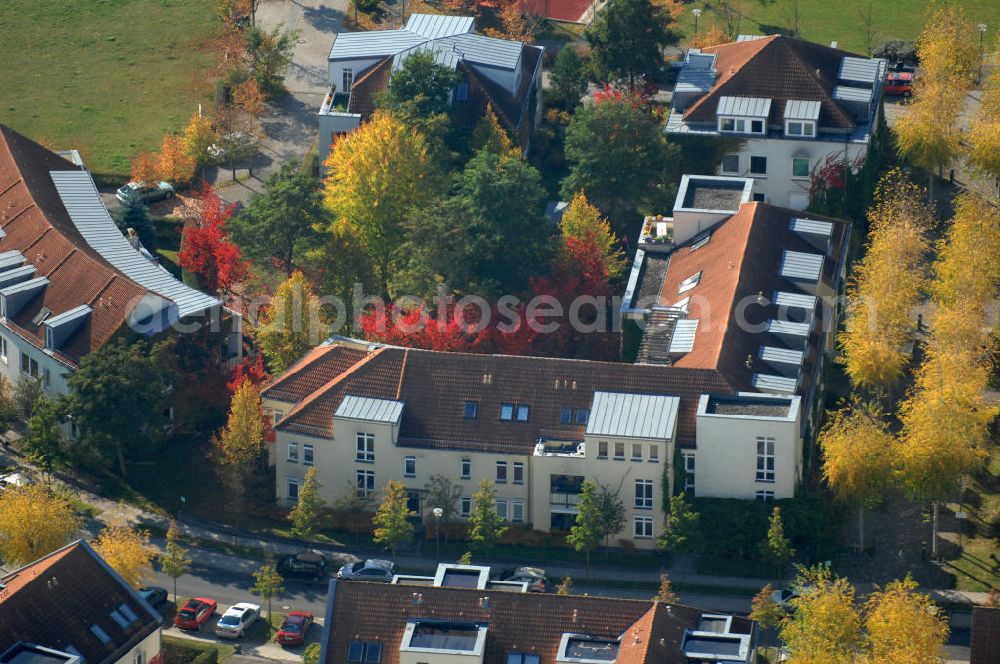 Aerial image Berlin - Blick auf die Mehrfamilienhaus- Wohngebiete südlich der A10 / E55 am Hubertusdamm, Schönerlinder Weg, Teichbergstraße, Roländer Strasse, Am Elsebrocken in Berlin - Karow