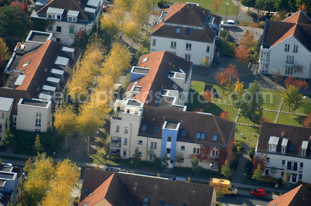 Aerial photograph Berlin - Blick auf die Mehrfamilienhaus- Wohngebiete südlich der A10 / E55 am Hubertusdamm, Schönerlinder Weg, Teichbergstraße, Roländer Strasse, Am Elsebrocken in Berlin - Karow