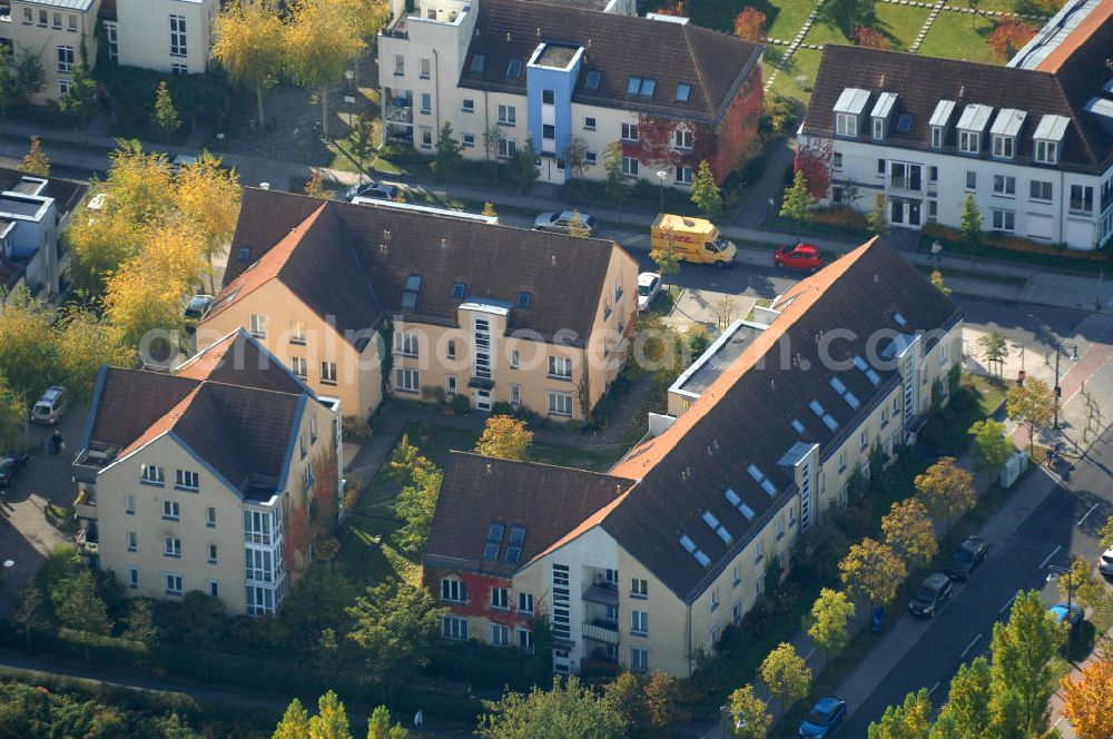 Berlin from above - Blick auf die Mehrfamilienhaus- Wohngebiete südlich der A10 / E55 am Hubertusdamm, Schönerlinder Weg, Teichbergstraße, Roländer Strasse, Am Elsebrocken in Berlin - Karow