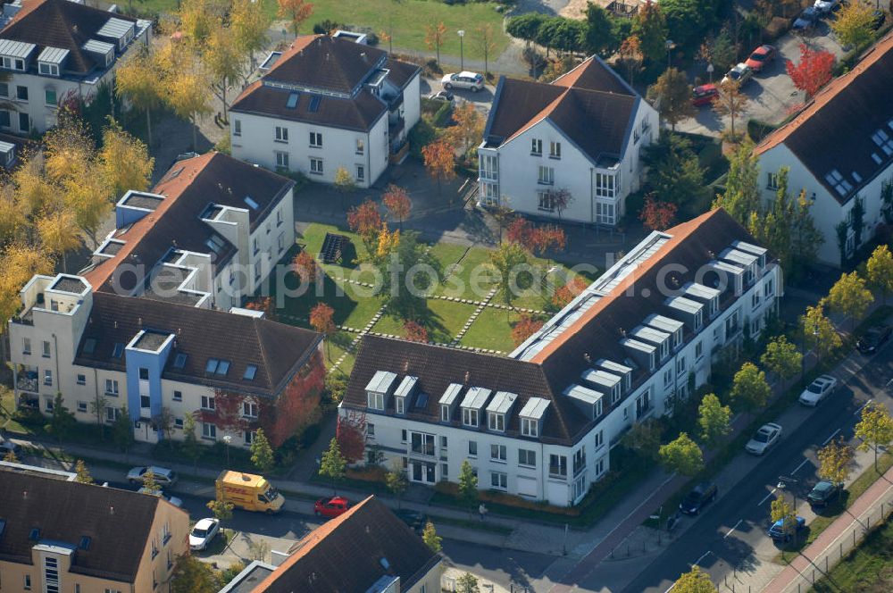 Berlin from the bird's eye view: Blick auf die Mehrfamilienhaus- Wohngebiete südlich der A10 / E55 am Hubertusdamm, Schönerlinder Weg, Teichbergstraße, Roländer Strasse, Am Elsebrocken in Berlin - Karow