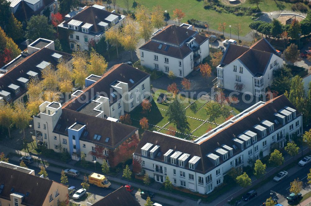 Aerial image Berlin - Blick auf die Mehrfamilienhaus- Wohngebiete südlich der A10 / E55 am Hubertusdamm, Schönerlinder Weg, Teichbergstraße, Roländer Strasse, Am Elsebrocken in Berlin - Karow