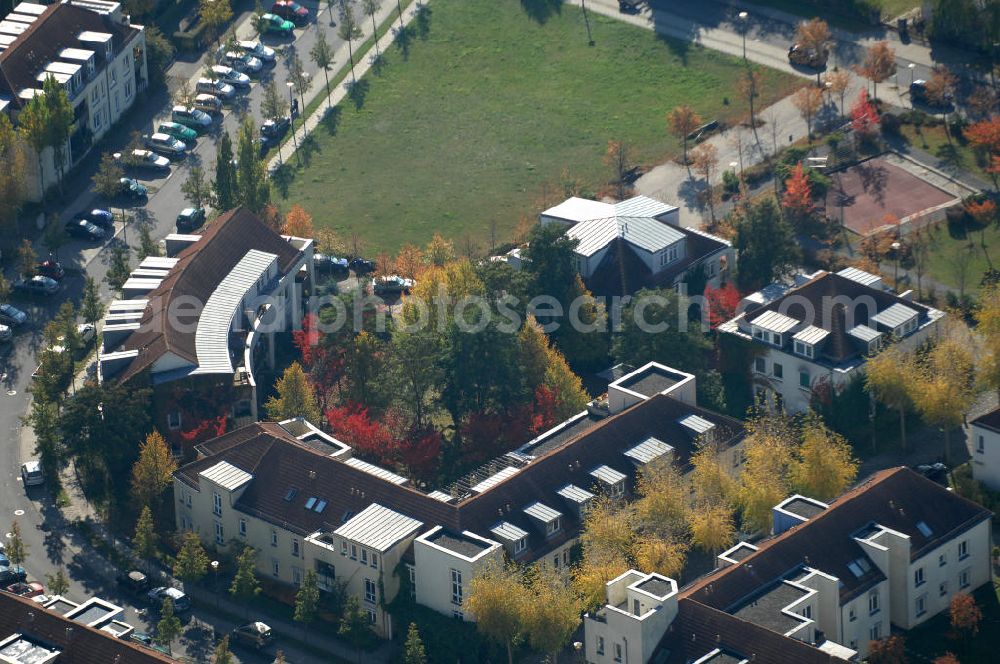 Aerial photograph Berlin - Blick auf die Mehrfamilienhaus- Wohngebiete südlich der A10 / E55 am Hubertusdamm, Schönerlinder Weg, Teichbergstraße, Roländer Strasse, Am Elsebrocken in Berlin - Karow