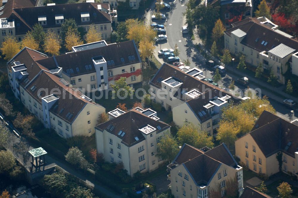 Berlin from above - Blick auf die Mehrfamilienhaus- Wohngebiete südlich der A10 / E55 am Hubertusdamm, Schönerlinder Weg, Teichbergstraße, Roländer Strasse, Am Elsebrocken in Berlin - Karow