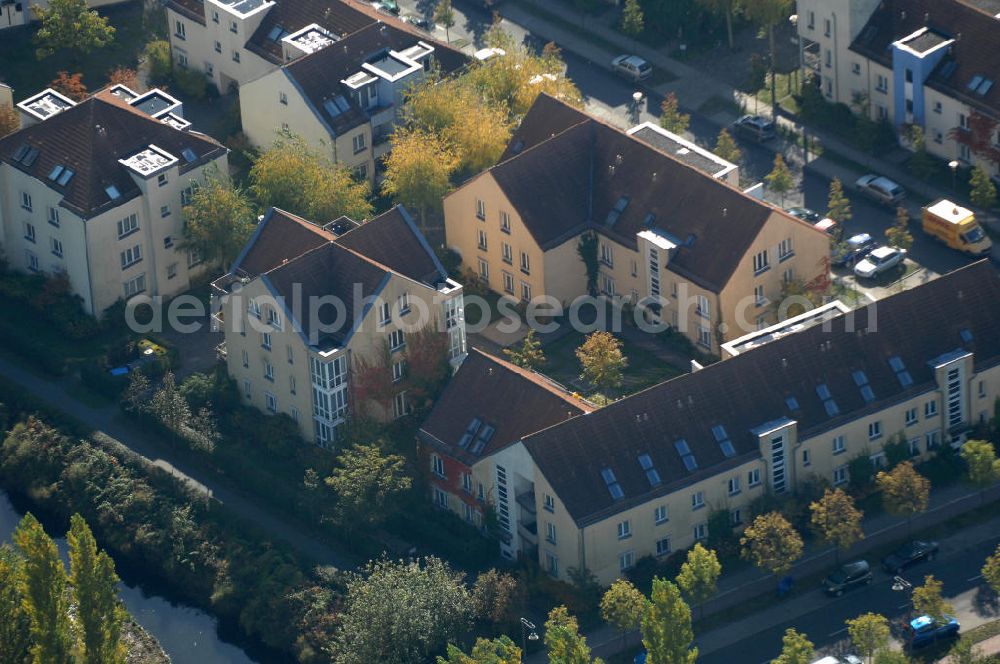 Berlin from the bird's eye view: Blick auf die Mehrfamilienhaus- Wohngebiete südlich der A10 / E55 am Hubertusdamm, Schönerlinder Weg, Teichbergstraße, Roländer Strasse, Am Elsebrocken in Berlin - Karow