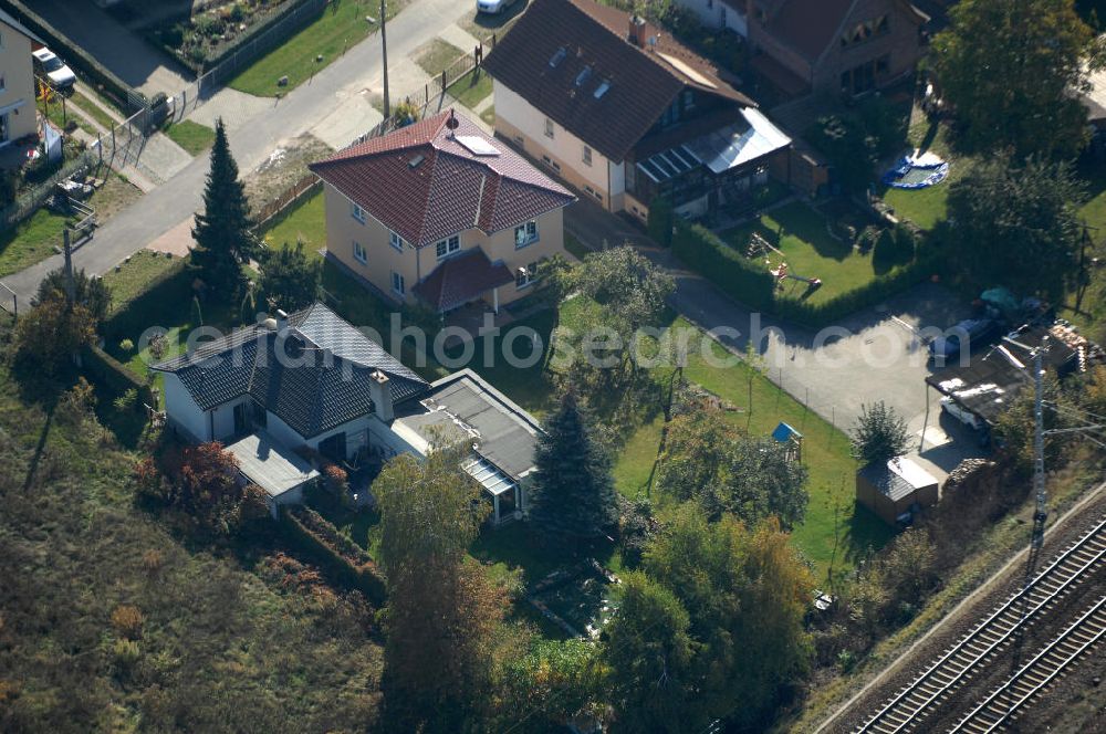 Aerial image Berlin - Blick auf die Mehrfamilienhaus- Wohngebiete südlich der A10 / E55 am Hubertusdamm, Schönerlinder Weg, Teichbergstraße, Roländer Strasse, Am Elsebrocken in Berlin - Karow